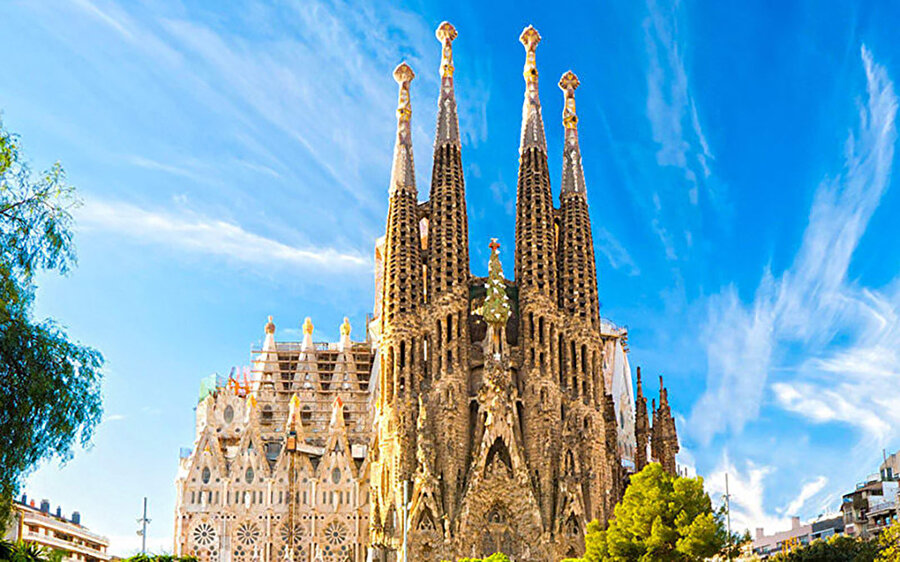 La Sagrada Familia’nın dört kulesinin yükseklikleri 125 ila 170 metre arasında değişiyor. Kilise kulelerinin en yükseği İsa’yı, ondan biraz daha alçak olanı da Meryem’i temsil ediyor. Tasarlanan 18 çan kulesinin 12’si havarileri, dördü ise dört İncil’i simgeliyor.