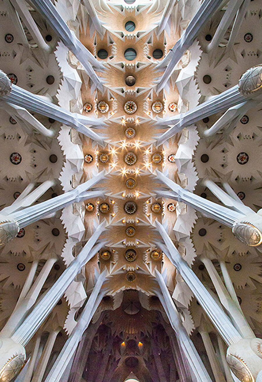 Gaudi, La Sagrada Familia’yı ayakta tutan kolonları, dallanıp budaklanan ağaçlar şeklinde tasarladı.