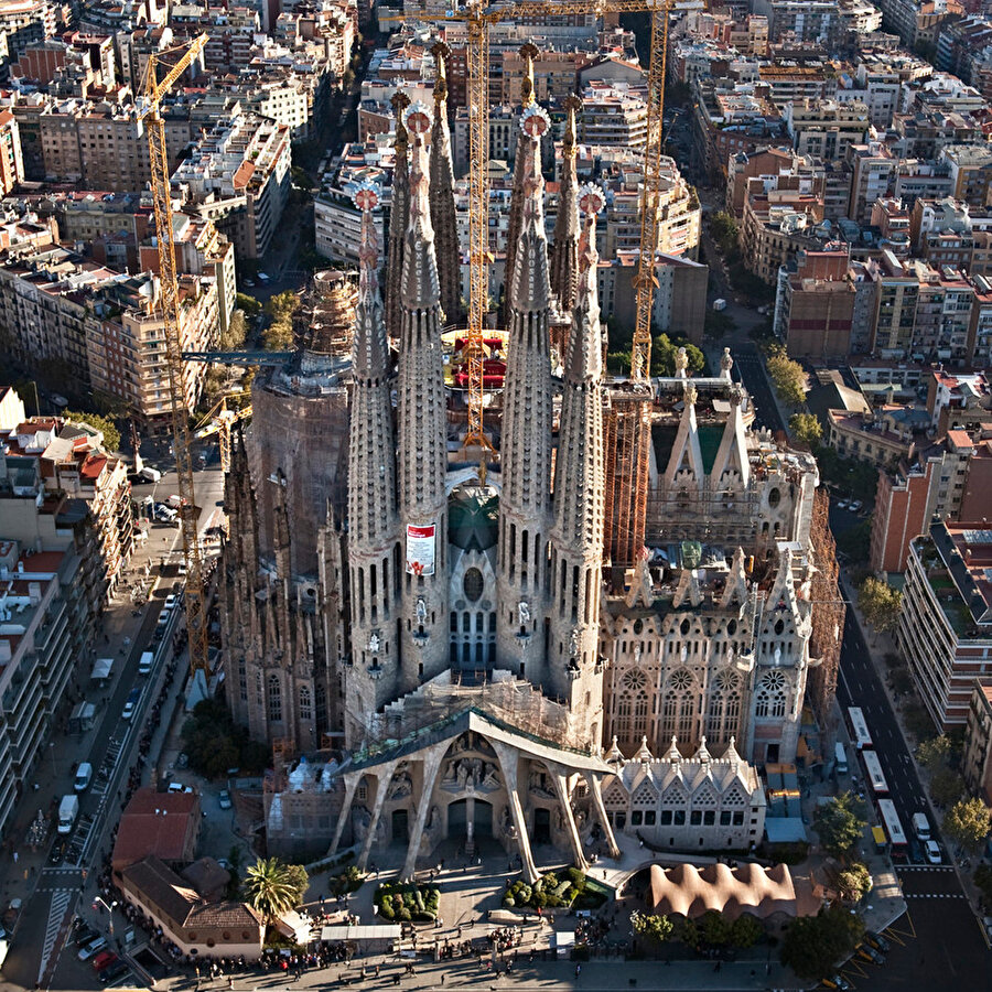 Sagrada Familia Bazilikası Batı (Tutku-Passion) Cephesi.