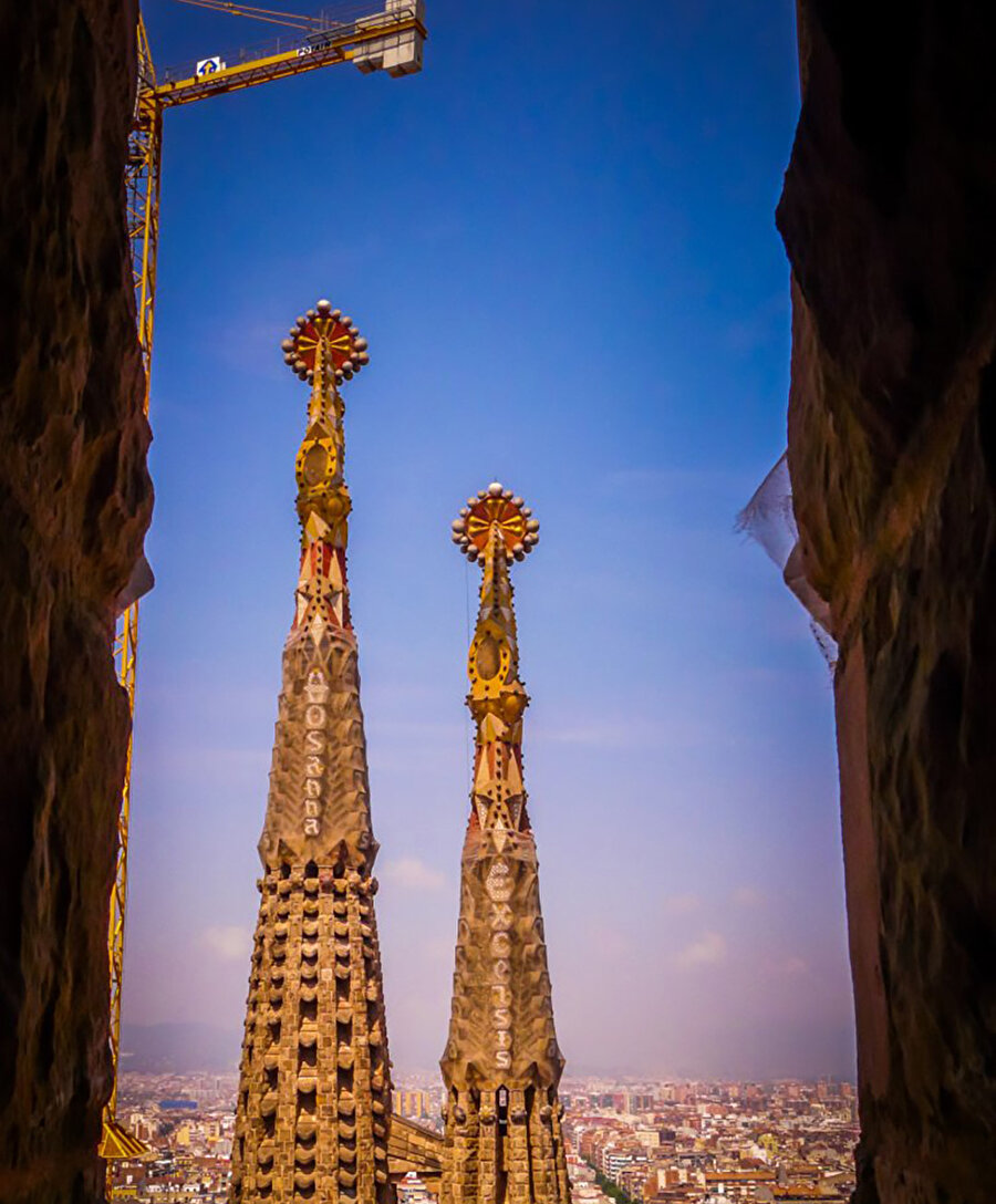Gaudi, ölmeden bir tanesini bitirebildiği büyük kulelerin, Barselona’ya gelecek ziyaretçiler için mükemmel bir karşılama olacağını ve kulelerin tepesindeki süslemelerin cennet ile yeryüzü arasında bir bağlantı sağladığını söyledi.