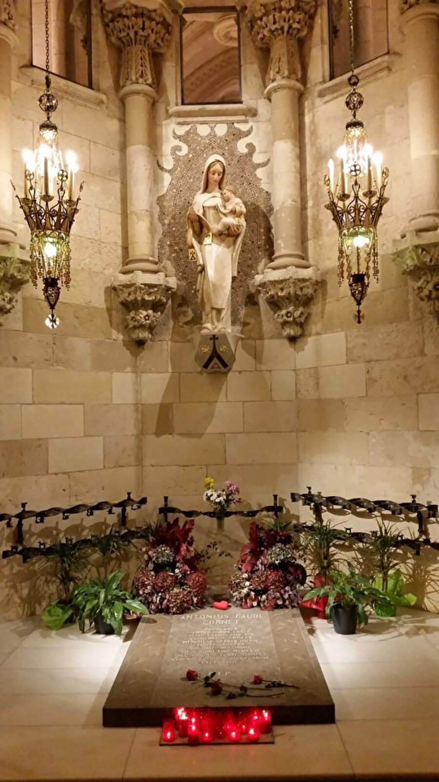 Hayatı boyunca dindarlığı ile tanınan ve koyu bir Katolik olan Gaudi’nin naaşı ise kilisenin mahzen bölümünde bulunuyor.