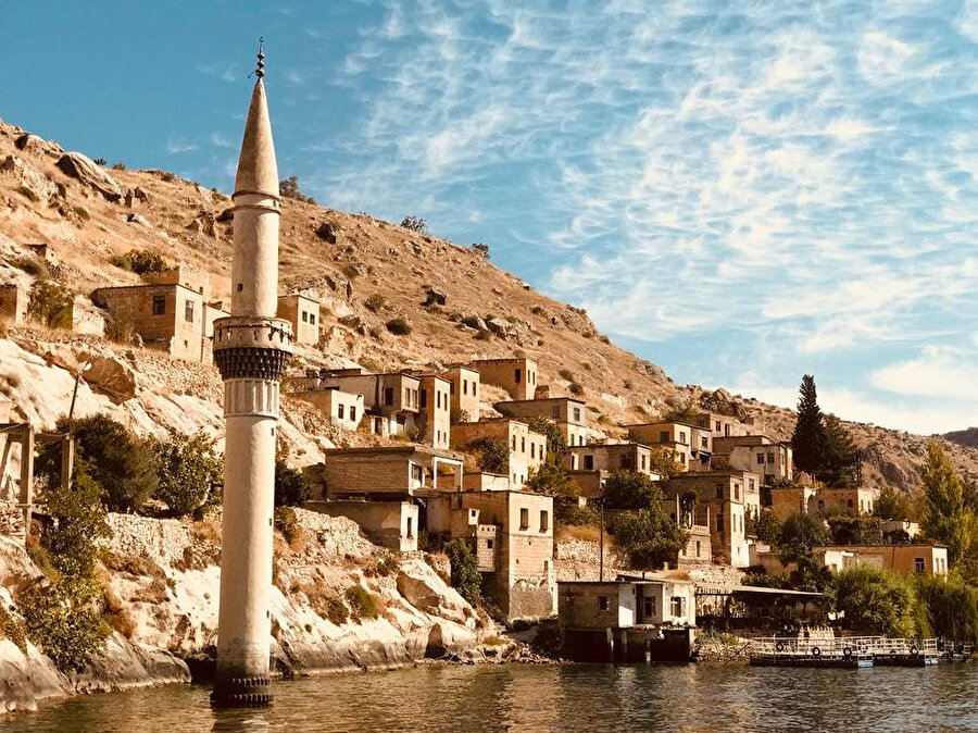 Urfa ve civarında Cilalı Taş Devri'nden beri yerleşilmektedir. Göbeklitepe Höyüğü, MÖ 11000 yıllarında kullanılan Dünya'nın bilinen en eski mabetinin bulunduğu yerdir.