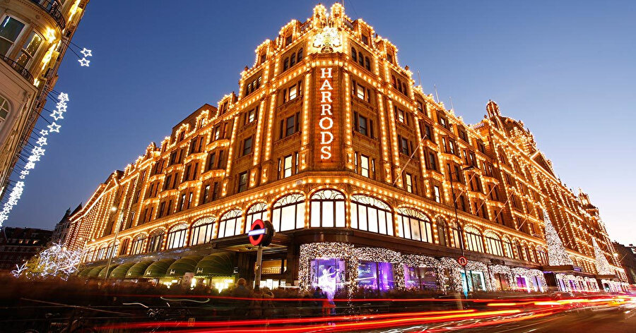 Harrods Londra'nın en ünlü mağazalarından biridir. Aynı zamanda dünyanın en ünlü ve en büyük mağazaları arasındadır.