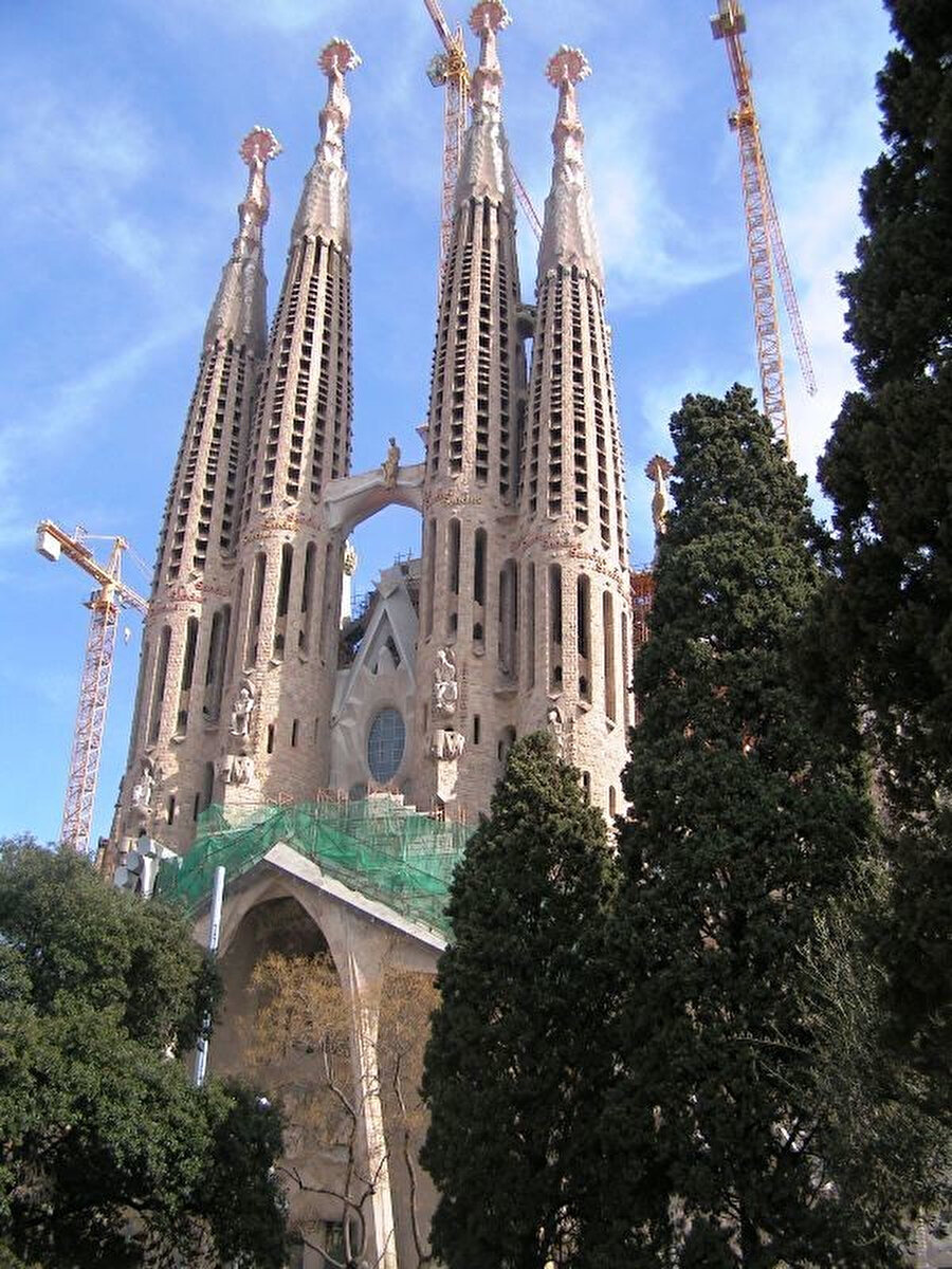 Sagrada Familia Bazilikasını yılda ortalama 4,5 milyon kişi ziyaret ediyor. Kiliseyi görmek için bölgeye giden turist sayısının ise yaklaşık 20 milyon olduğu tahmin ediliyor.
