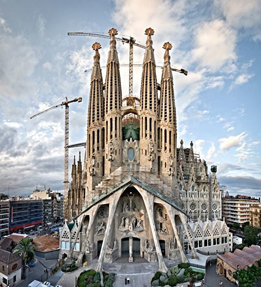 Barcelona Belediye Başkanı Ada Colau kilise ile varılan anlaşmanın ‘tarihi’ olduğunu söyledi.