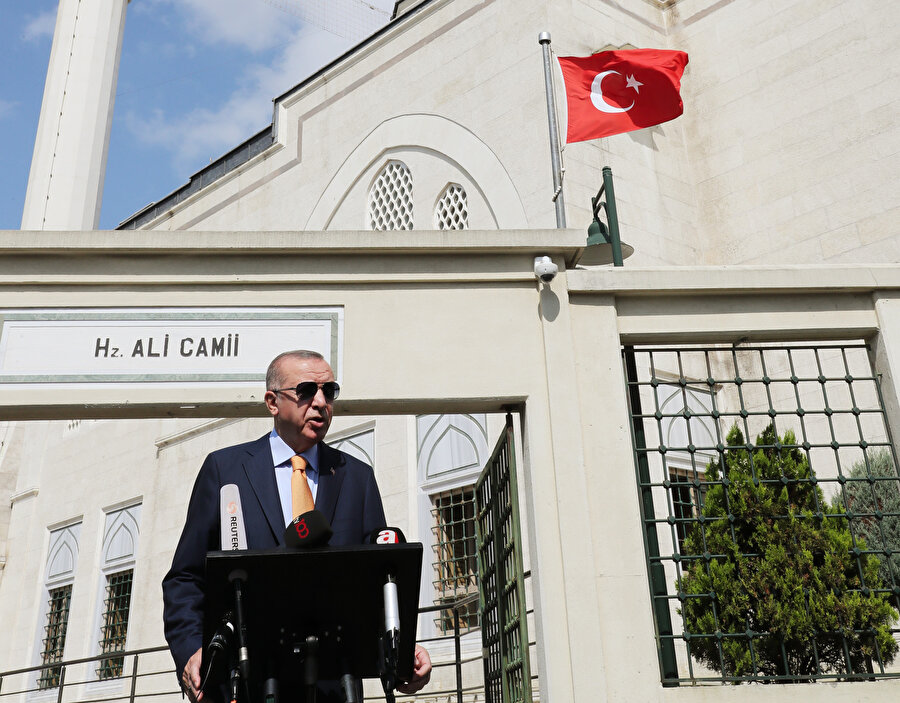 Cumhurbaşkanı Recep Tayyip Erdoğan açıklamalarda bulunurken