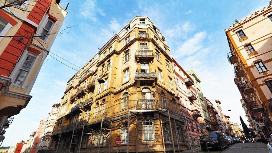 Valpreda Apartmanı, Türkiye'de, İstanbul ilinin Kadıköy ilçesinde yer alan Yeldeğirmeni semtinde İskele Sokak üzerinde yer alan tarihi apartman.