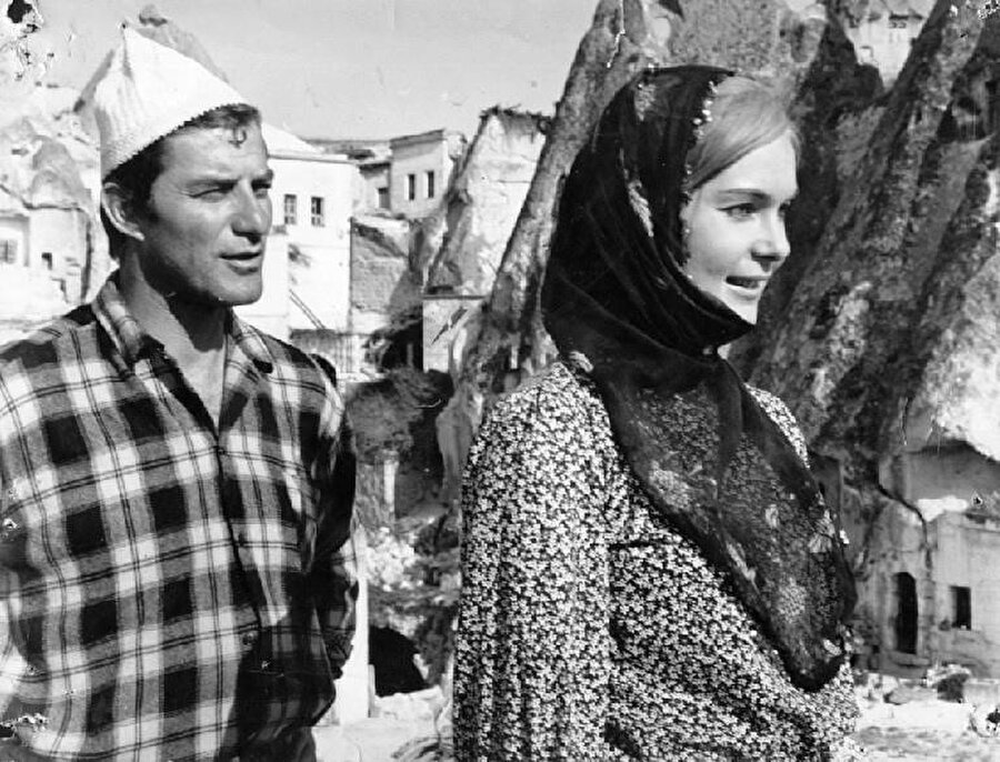 Bir Türk'e Gönül Verdim, Halit Refiğ'in yönettiği, Eva Bender, Ahmet Mekin ve Bilal İnci'nin oynadığı 1969 tarihli bir Türk macera filmidir.