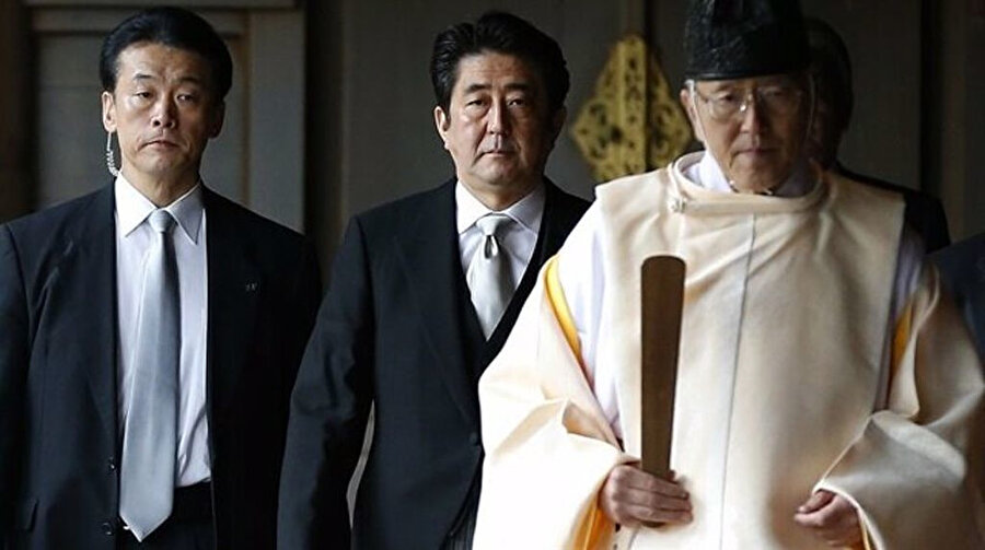 Eski Japon Başbakan Şinzo Abe, tartışmalı tapınağa bir ziyarette bulundu