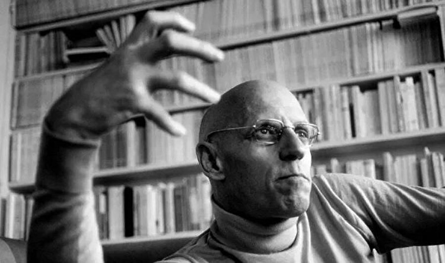 Foucault’a göre modern tıp; “başka kurumlarla birlikte (aile, hukuk, ekonomi vb.) insan bedenini kontrol eden, düzenleyen, yalnızca sağlık ve hastalık söylemlerini değil, aynı zamanda ahlâkî söylemleri de inşa eden bir kurumdur.