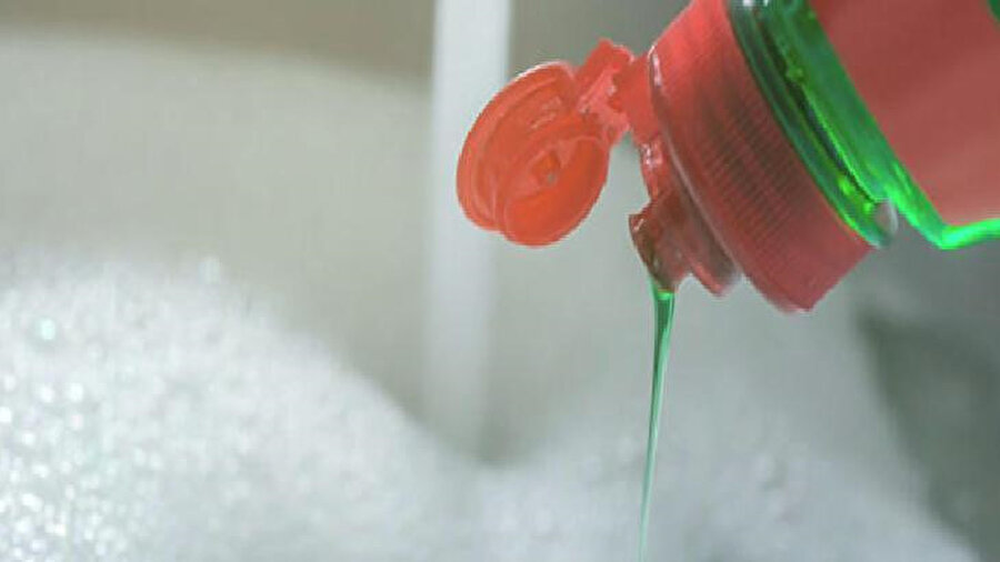 Yağ lekesi nasıl çıkar: Bulaşık deterjanı.
