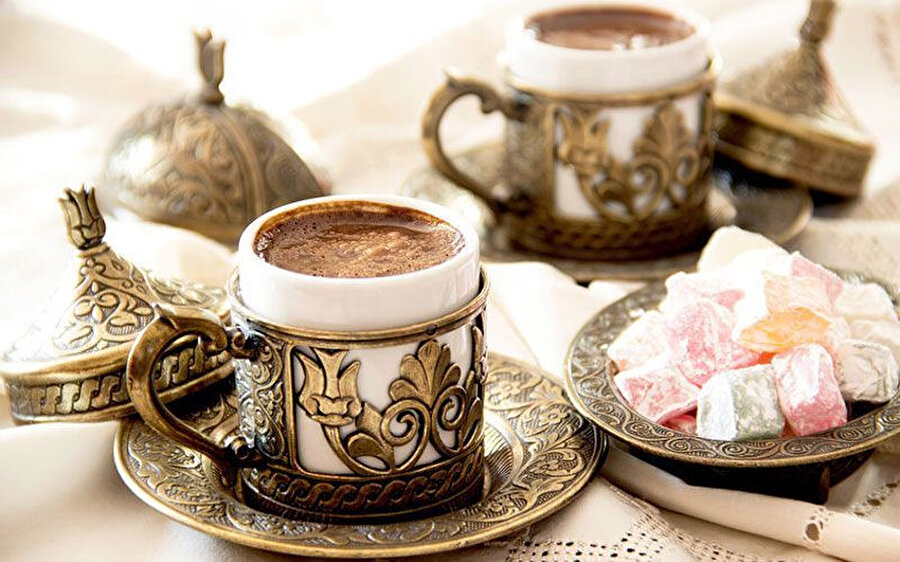 Türkiye'de 16. yüzyılda başlayan şekerleme imalatında tatlandırıcı olarak bal, pekmez, su bağlayıcı, doku yapıcı olarak un kullanılmakta idi.