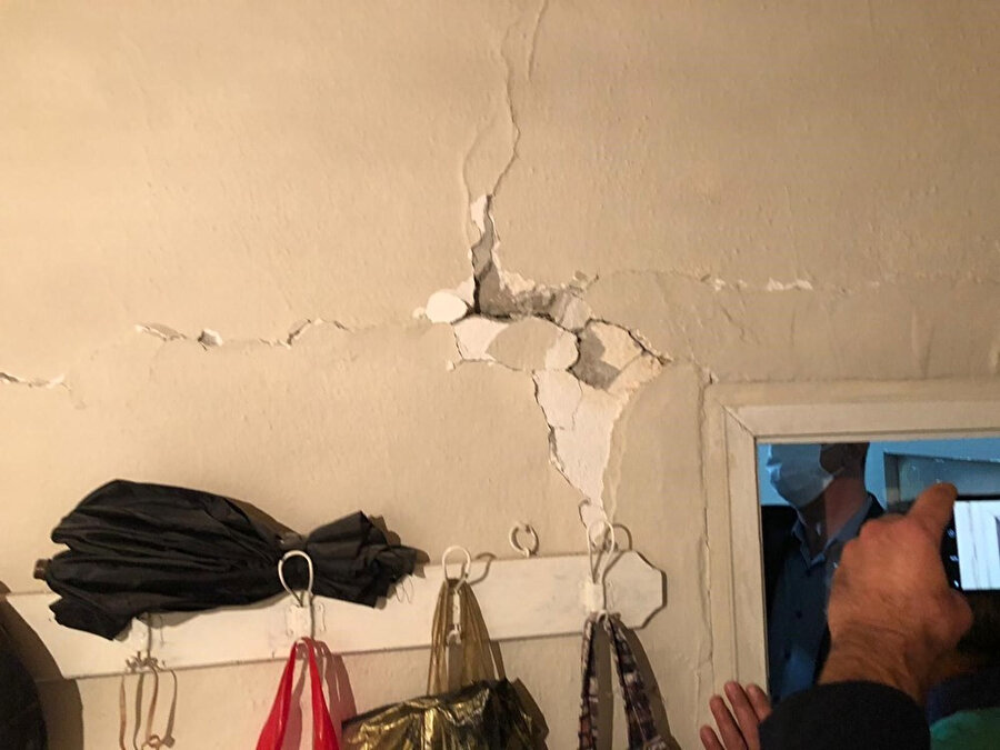 Depremin ardından evde oluşan çatlaklar