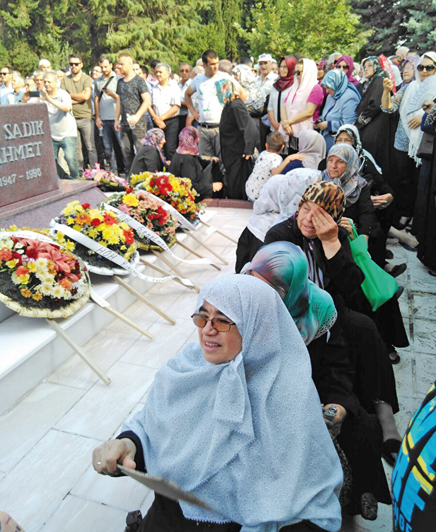 Batı Trakya Türkleri Sadık Ahmet'in mezarı başında