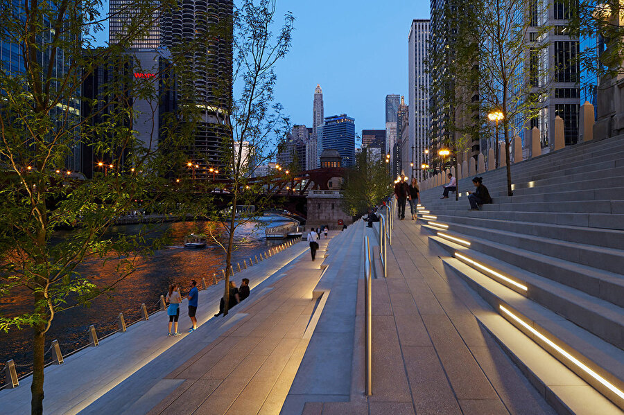 River Theatre, Chicago’nun sokak kotunu yumuşak ve dinamik bir şekilde nehre doğru kıvırarak bağlıyor. 