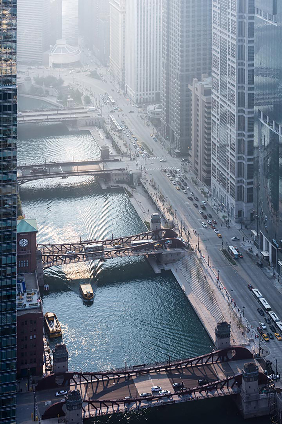 Riverwalk, Chicago Nehri boyunca toplamda 800 metrelik yeni kentsel bir alan sunuyor. 