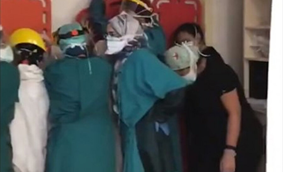 Sağlık çalışanları saldırıdan kendilerini korumak için odanın kapısını tuttu