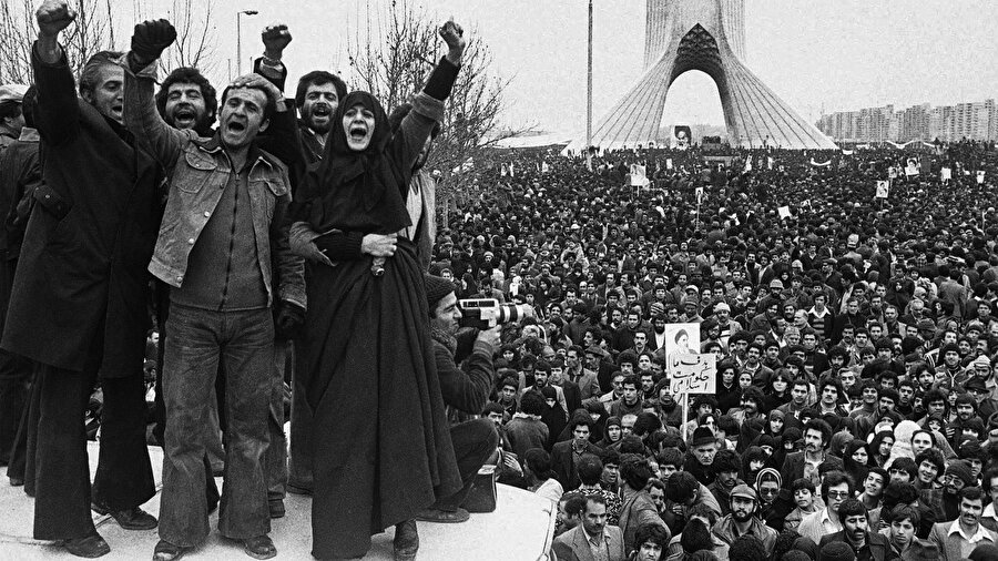 Şah karşıtı protesto gösterilerinin en büyüğü 11 Aralık 1978'de Tahran'da gerçekleşti. Gazetelere göre “milyonlar yürümüş”tü. İran devrimine giden yolda bir kilometre taşı olarak kabul edilen bu yürüyüşte Yahudiler İranlı mollalara destek verdiler. 