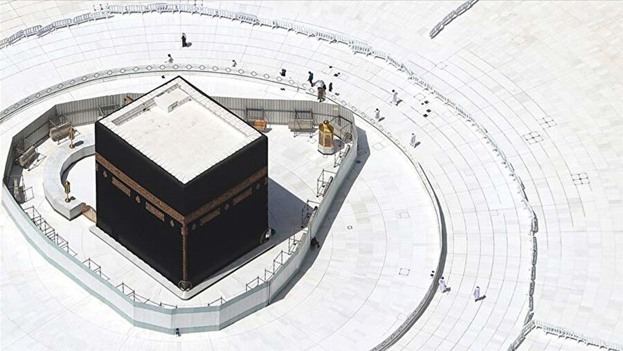 Kovid-19 salgını nedeniyle bu yıl hac ibadeti sadece Suudi Arabistan'da yaşayanlarla sınırlı tutulmuş, yurt dışından hacı adayı kabul edilmemişti.