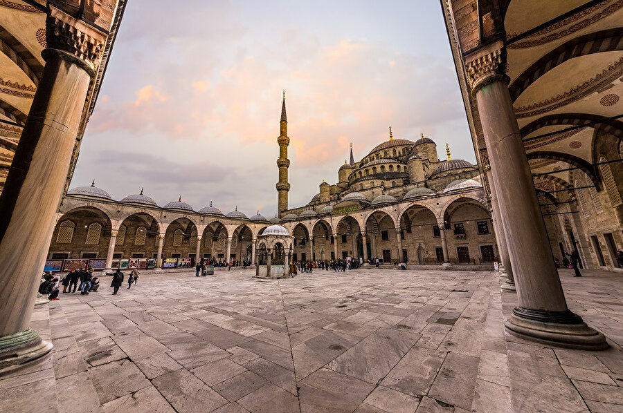 Sultan Ahmet Cami mavi, yeşil ve beyaz renkli İznik çinileriyle bezendiği için ve yarım kubbeleri ve büyük kubbesinin içi de yine mavi ağırlıklı kalem işleri ile süslendiği için Avrupalılarca "Mavi Camii (Blue Mosque)" olarak adlandırılır.