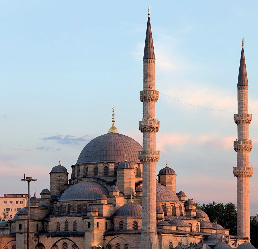 Yeni Cami ya da Valide Sultan Camii, İstanbul'da 1597 yılında Sultan III. Murad'ın eşi Safiye Sultan'ın emriyle temeli atılan ve 1665'te zamanın padişahı IV. Mehmed'in annesi Turhan Hatice Sultan'ın büyük çabaları ve bağışlarıyla tamamlanıp ibadete açılan camidir.