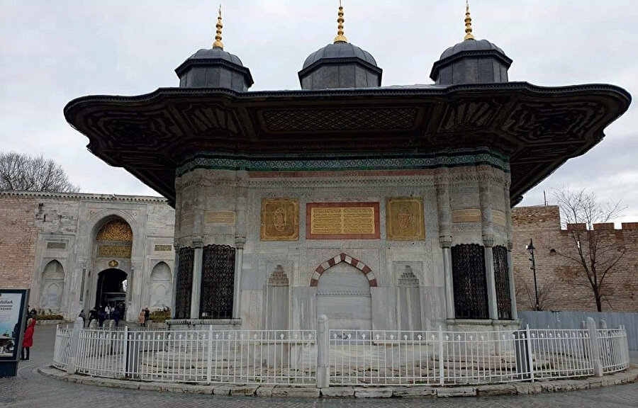 III. Ahmet Çeşmesi, İstanbul'da Topkapı Sarayı'nın giriş kapısı ile Ayasofya arasında Nevşehirli Damat İbrahim Paşa'nın önerisiyle III. Ahmed tarafından Perayton isimli bir Bizans çeşmesinin yerine inşa ettirilen çeşmedir.