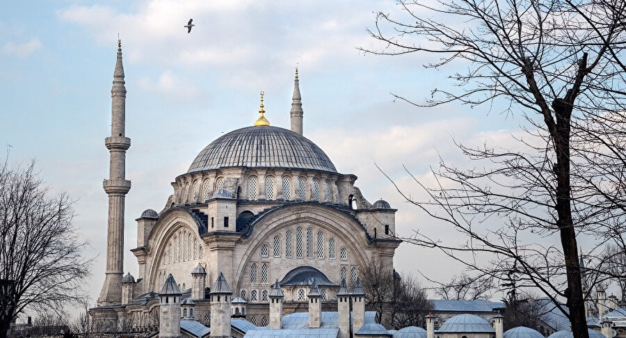 Nuruosmaniye Camii, İstanbul'da inşa edilmiş ilk barok özellikli camidir. Çemberlitaş semtinde, Kapalıçarşı girişinde yer alır.
