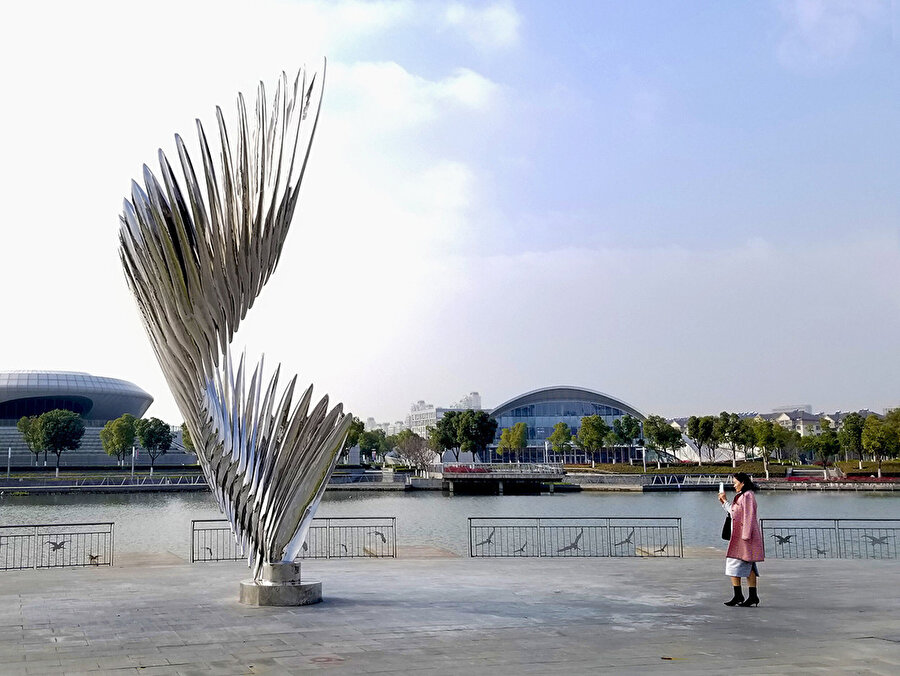 “Madrigal”, in Shuizhiyun City Culture Center, Kushan, China. 7 metre uzunluğundaki paslanmaz çelik heykel, Shuizhiyun Şehrindeki yeni bir heykel parkının bir parçası. Parça, en yüksek kalitede paslanmaz çelikten imal edilmiş ve çift ayna cilalı bir cilayla tamamlanmış.