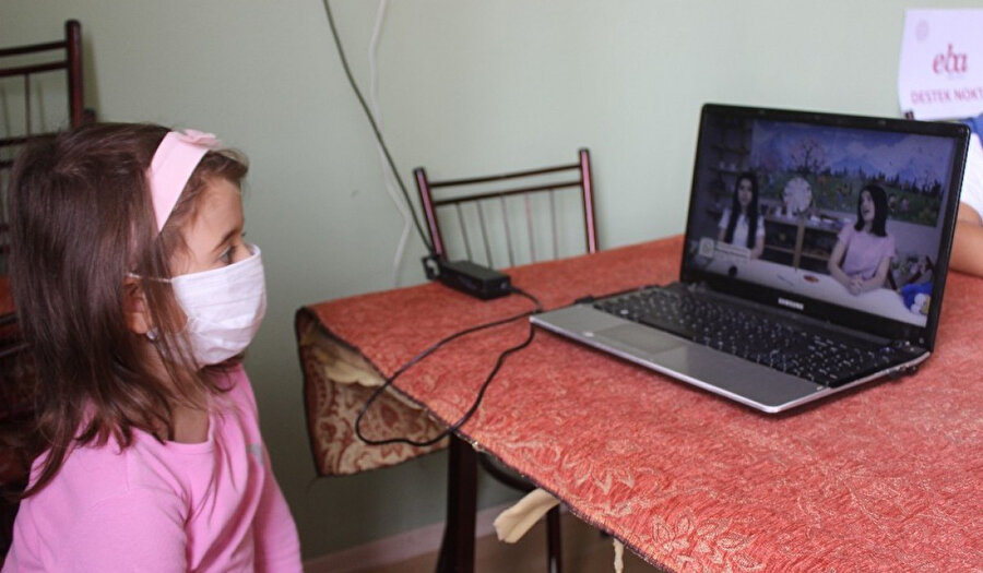Öğrenciler internetten ücretsiz faydalanıyor