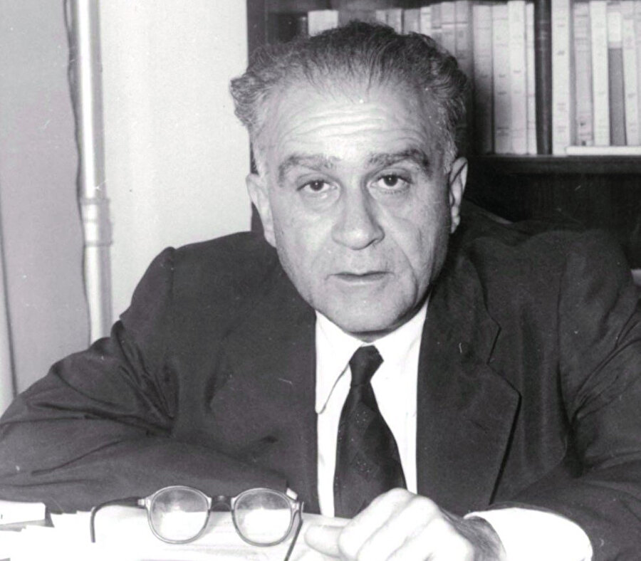 Romanımızın sorumlu değil, sorunlu sanatçıların elinde edebi bir değer taşıdığına Ahmet Hamdi Tanpınar’ın da inandığı kanaatindeyim.