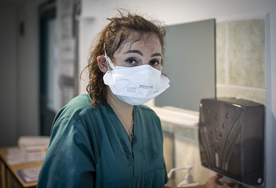 Sağlık çalışanlarının koronavirüsle mücadelesi devam ediyor