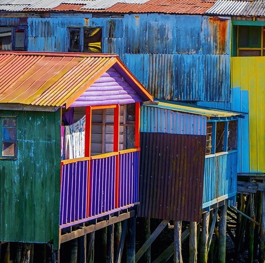 Gökkuşağın su üstündeki yansıması: Palafito Evleri 🌈