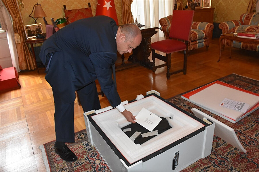 Roma Büyükelçiliğinde; işinin ehli bir ekip tarafından özenle paketlenen ve yolculuğa hazırlanan yazıt, Roma Büyükelçisi Murat Salim Esenli tarafından mühürlendi.