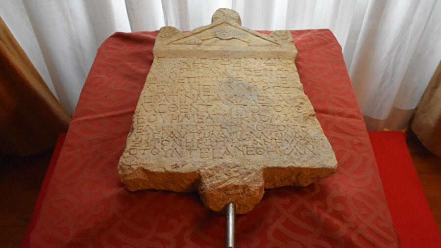 Milattan Sonra (M.S.) 215-216 yıllarına ait olan kefaret yazıtı.