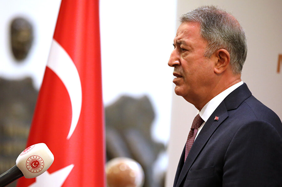 Milli Savunma Bakanı Hulusi Akar açıklamalarda bulunurken