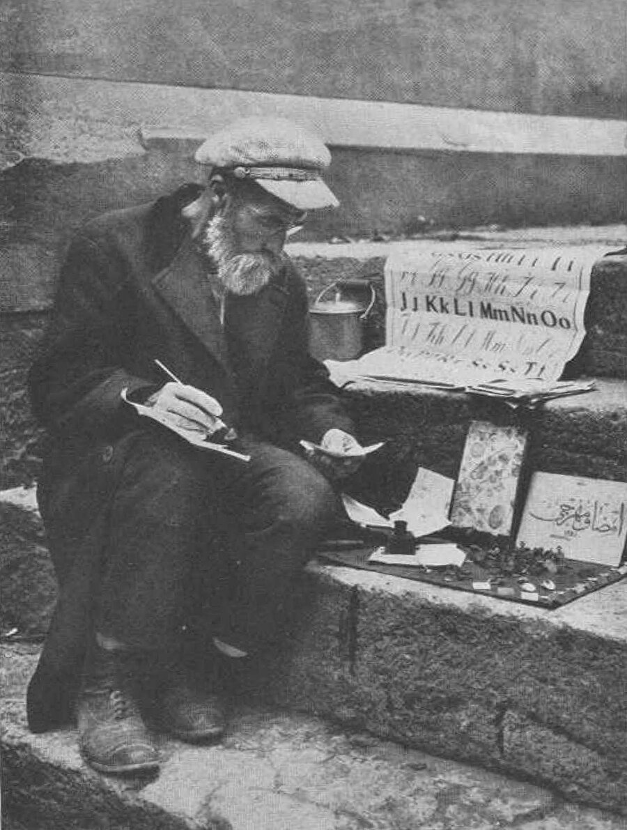 Türkçeye bulaştırılan vebanın bir mikrop olduğunu kimseye kabul ettiremiyoruz. Gazetelerin musahhih kadroları olurdu. Yayınevlerinde bu ‘düzeltmen’e dönüştü. Tashihe ‘düzelti’ musahhihe ‘düzeltmen’ diyorlar.
