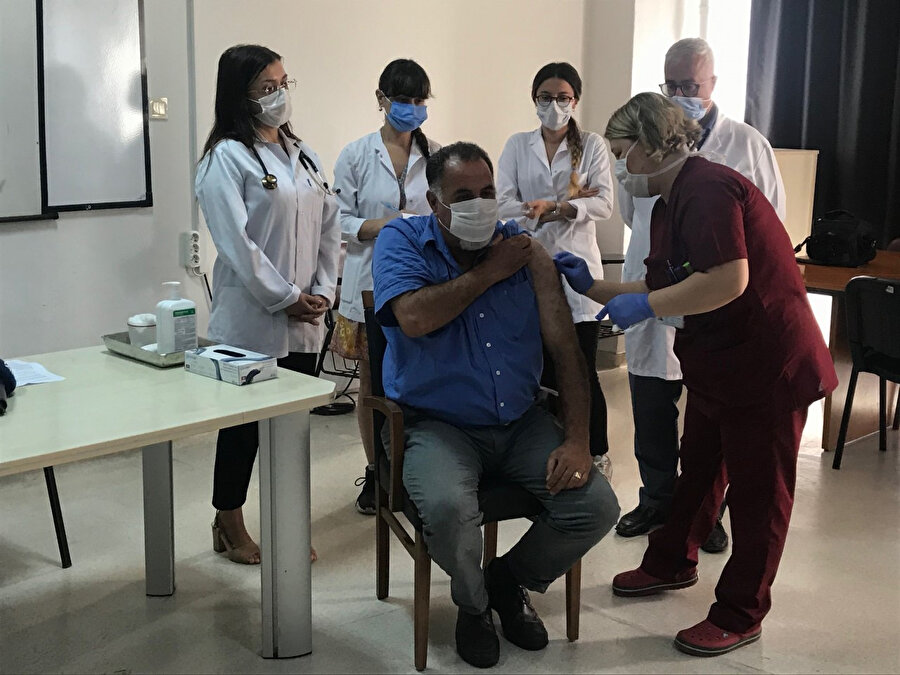 Hasta bakıcı Asım Baştürk aşı için gönüllü oldu