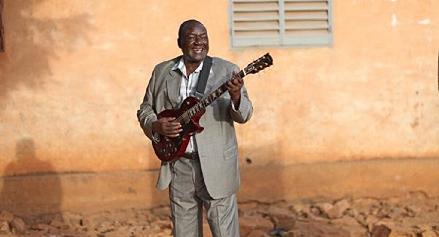 Djelimady Tounkara Mali’nin ve hatta Afrika kıtasının en önemli gitaristlerinden biri.