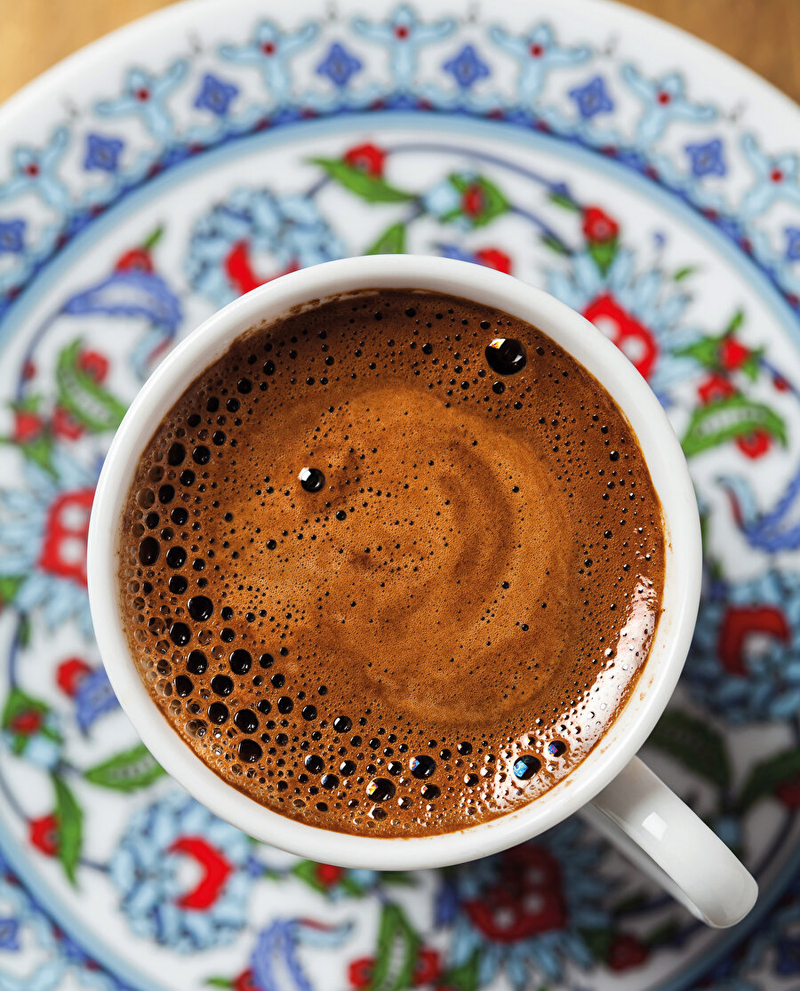 Kişi Nescafeye nescafe, kendi kahvesine Türk kahvesi derse, memleketinde turist gibi yaşıyor demektir. Bu genel ve fiilî oryantalizmdir.