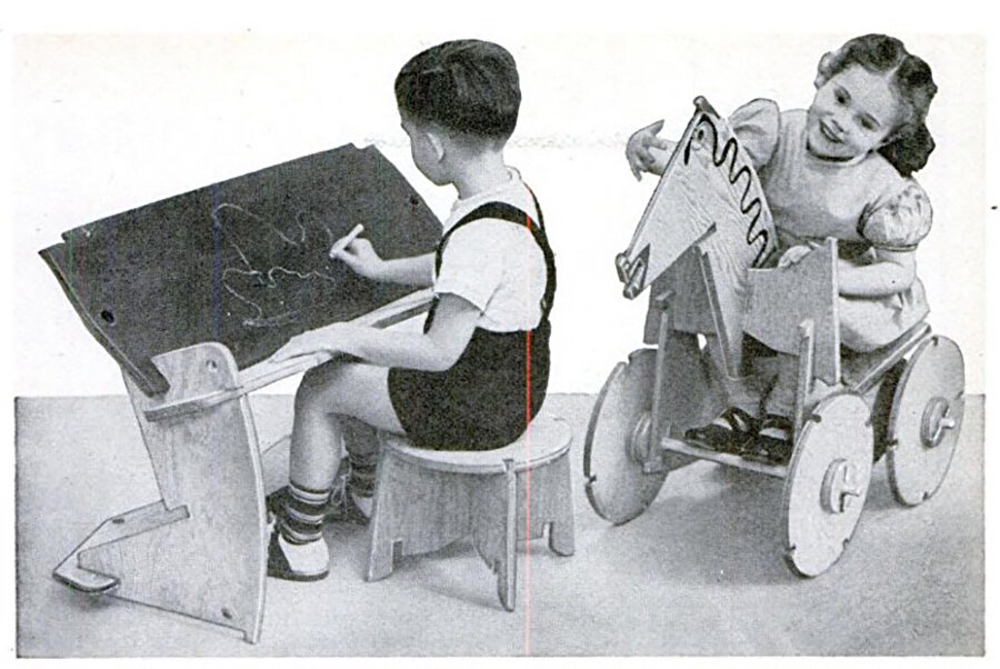  “Tyng Toy” oyuncağının parçalarıyla yapılmış bir atla ve çizim tahtası ile oynayan çocuklar. 