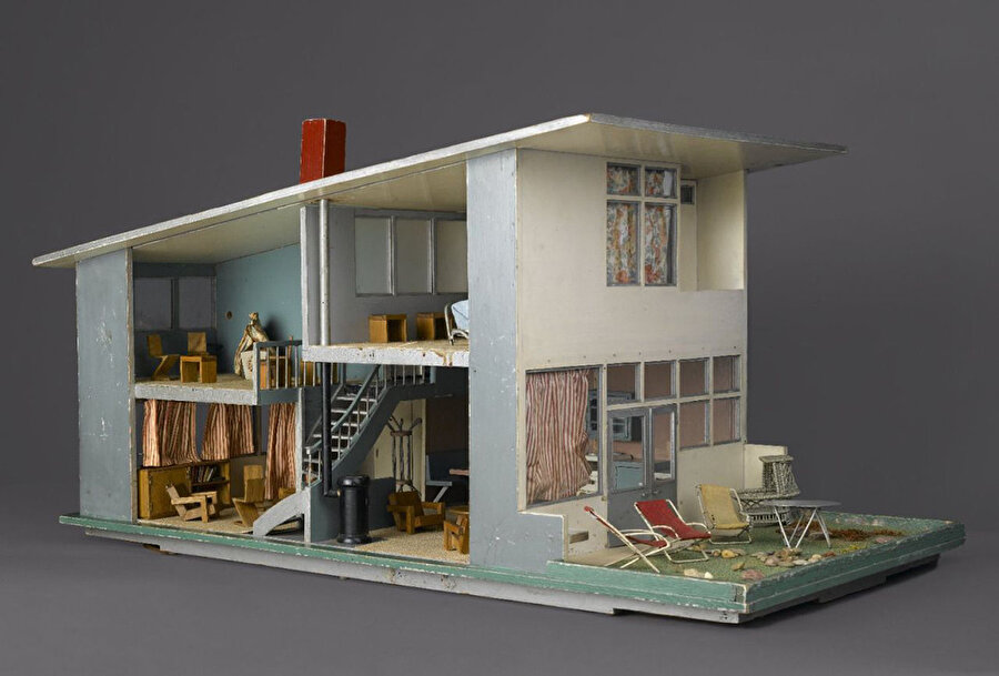 Gerrit Rietveld’in oyun evinin içerisinde kendisinin daha önceden tasarladığı bazı mobilyaların minyatür halleri de yar alıyor.