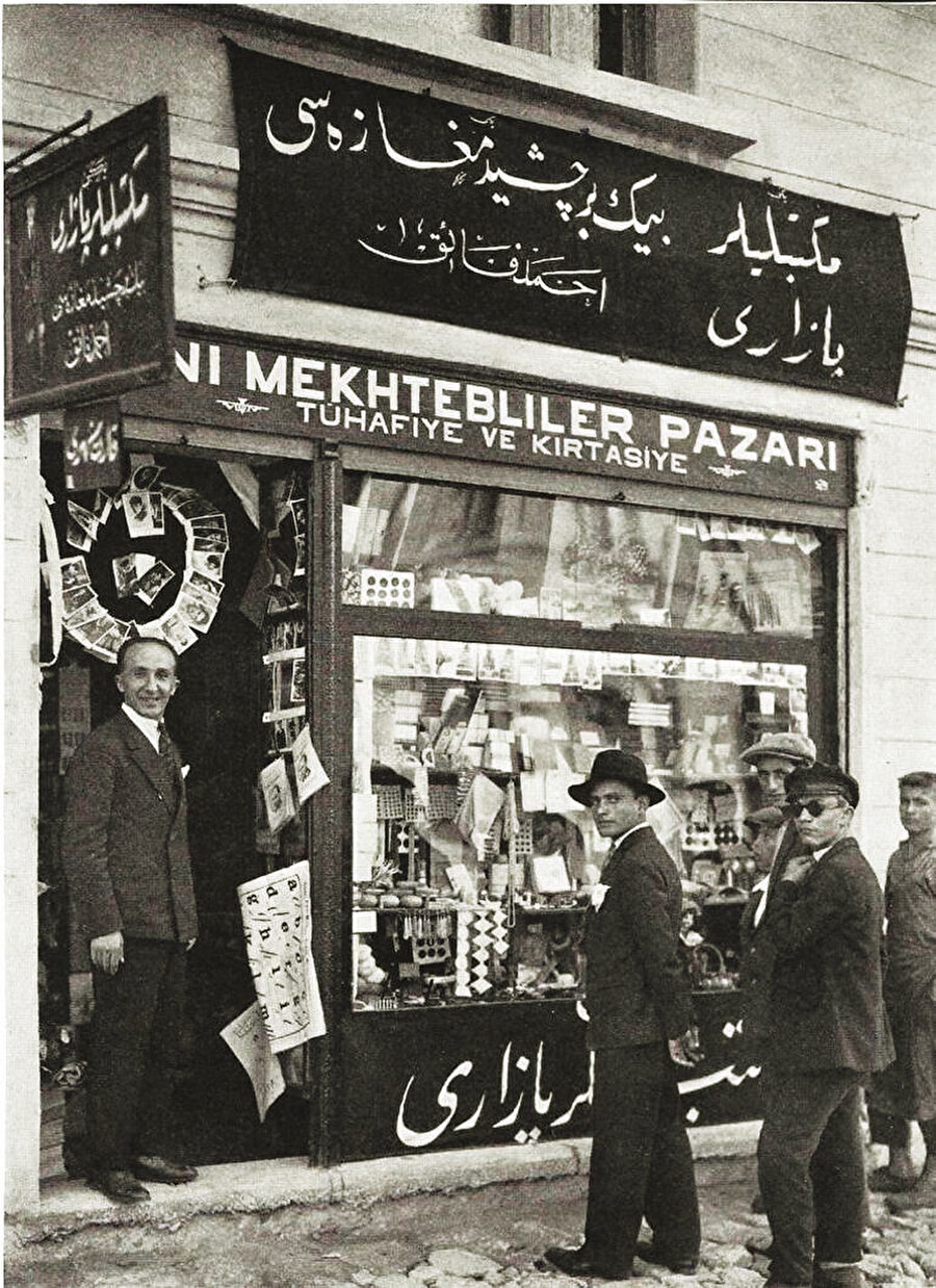 Dil Devrimi’nin ilân edildiği günü biz Dil Bayramı diye belliyoruz. Ve hâlen daha kutlamaya devam ediyoruz. Hem de 87 senedir. Yüzbinlerce kök kelimeye sahip dilimizi yabancı kelimelerden arındıracağız diye giriştiğimiz bu sefilleştirme ameliyesini, hiç utanmadan, sıkılmadan bayram eyliyoruz.
