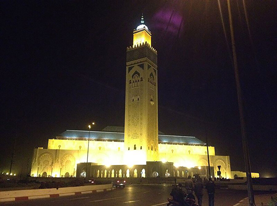 İkinci Hasan Cami gece görüntüsü. 210 metre yüksekliğindeki minare.