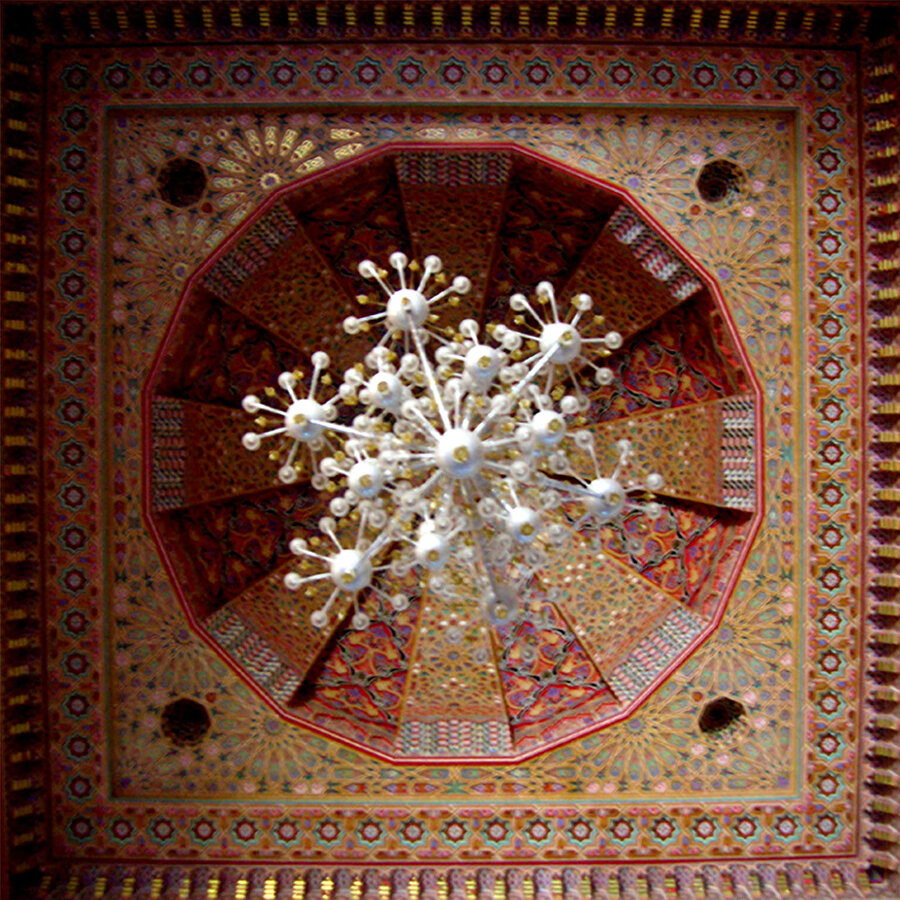 Murano'dan ithal edilen cam avizeler ve tavanı süsleyen mukarnaslar.