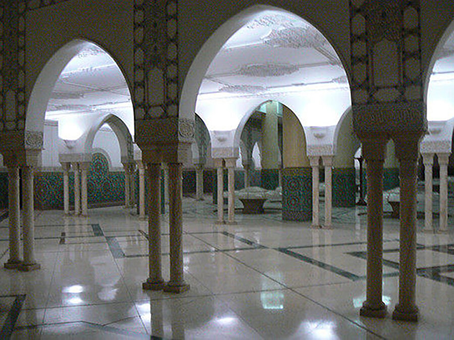 Caminin alt katında ise Türk tarzı hamam ve çeşmeler bulunuyor.
