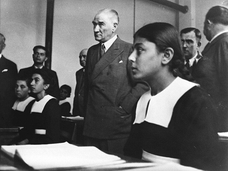 Milliyetçi akımlar Batı’yla aralarındaki kültürel farklılıkları öne çıkarmaktayken Kemalizm tam tersini yaparak muhayyel ortaklıkları vurgulama arzusundaydı. 