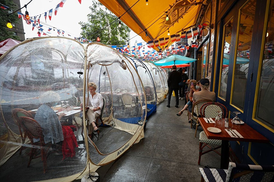 Restoranlarda koronavirüs konsepti: Sosyal mesafe balonları