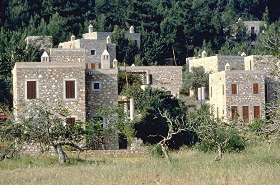 Turgut Cansever’in Emine-Mehmet Öğün ve Feyza Cansever ile beraber tasarladığı Demir Tatil Köyü Bodrum’un kuzeyinde yer alan Torba mevkiinde bulunur. Orta gelirli Türk ailesine hitap etmesi hedeflenen bu konutlar Bodrum Torba’daki Mandalya koyu üzerinde 50 hektarlık bir arazinin 2.7 hektarlık bir kısmı üzerine inşa edilmiştir. Demir Tatil Köyü.