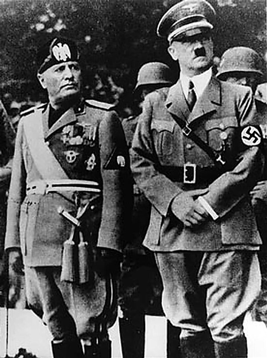 Adolf Hitler ve Benito Mussolini.