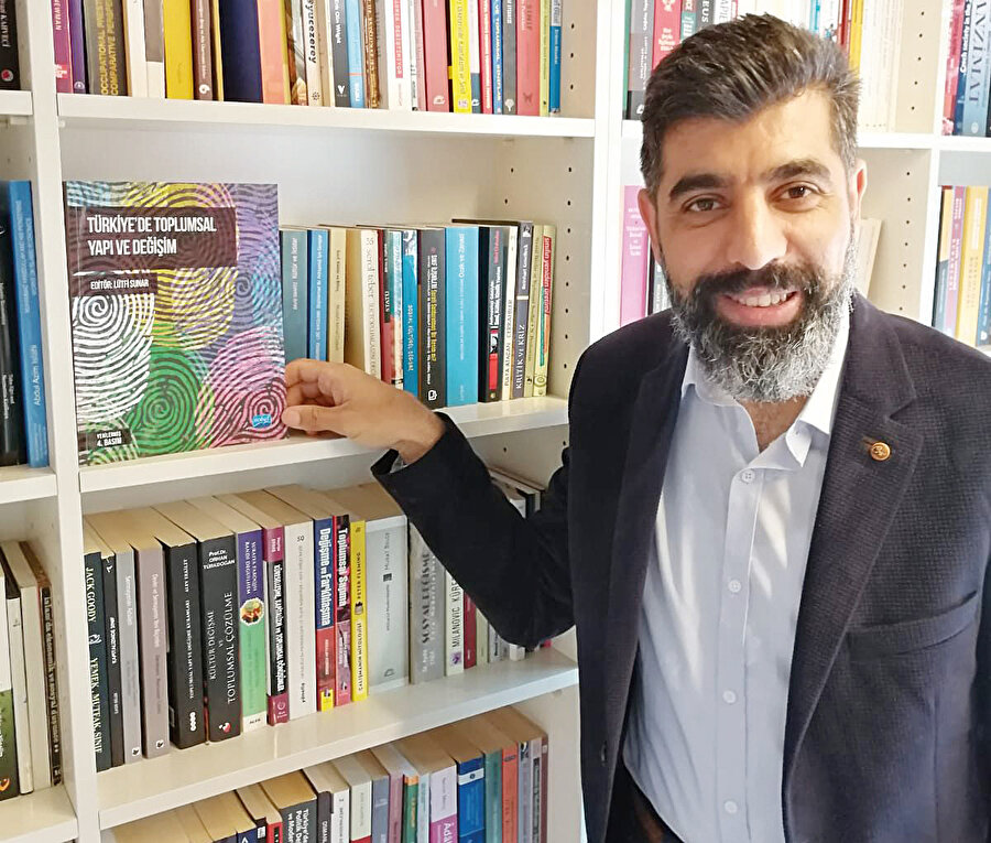 Lisans eğitimini 2002 yılında İstanbul Bilgi Üniversitesi Uluslararası İlişkiler ve Ekonomi bölümlerinde ve doktora eğitimini de 2010 yılında İstanbul Üniversitesi Sosyoloji Bölümünde tamamladı. Sosyolojik teori, şarkiyatçılık, öteki, Türkiye’de toplumsal değişim ve tabakalaşma alanlarında çalışmalar yapmakta. Hâlen İstanbul Medeniyet Üniversitesi Sosyoloji Bölümünde öğretim üyesi olarak çalışıyor. “Marx ve Weber’de Doğu Toplumları”, “Türkiye’de İş Ortaklıkları”, “Marx an Weber on Oriental Societies”, “Türkiye’de Toplumsal Değişim”, “Eurocentrism at the Margins: Encounters, Critics and Going Beyond ve Debates on Civilization in the Muslim World: Critical Perspectives on Islam and Modernity” adlı kitapları ve çok sayıda makalesi bulunmaktadır.